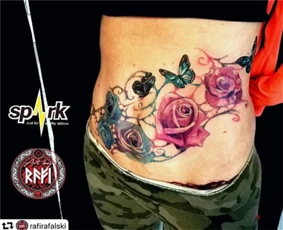 Un tatuaje de una flor
