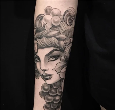mujer para tatuaje
