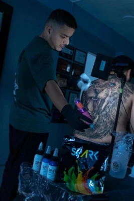 Tatuajes visibles en oficinas: más empresas abandonan políticas estrictas par...