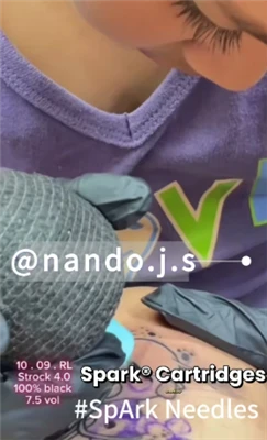 Tatuajes y niña